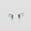 Nahaufnahme der 925er Silberpunze und der smaragdgrünen rechteckigen Zirkonia-Ohrstecker - Grüner Strass / Platinfarbe