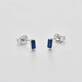 Makro-Detail der 925er Silberstempel und blauer Zirkon-Ohrstecker in Rechteckform - Blauer Strass / Platinfarbe