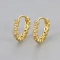 Dettaglio di orecchini huggie dorati con pavé di zirconi cubici tondi scintillanti - Stile Grande Oro Zirconia Bianca