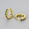 Macro di orecchini huggie placcati in oro con incastonatura di zirconi verde smeraldo - Stile Grande Oro Zirconia Verde