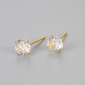 Vue détaillée de clous d'oreilles dorés à quatre griffes avec zircons ronds étincelants - Or (6)
