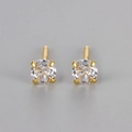Détail macro de puces d'oreilles dorées avec serti à quatre griffes et zircon rond - Or (4)