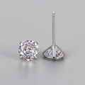 Vue détaillée de boucles d'oreilles en zircone avec monture classique à quatre griffes - Argent (7)