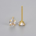 Gros plan détaillé des boucles d'oreilles en zircone avec monture à 4 griffes dorées - Or (5)