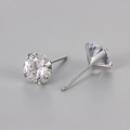 Détails de boucles d'oreilles argentées avec des zircons brillants à la taille ronde - Argent (8)