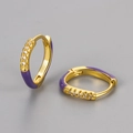 Vista macro di orecchini huggie dorati con smalto viola e piccoli zirconi incastonati - Viola
