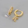 Gouden asymmetrische oorbellen met letter K en druppelvormige edelsteen - Koper / Goud-Letter K