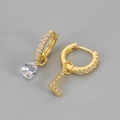 Asymmetrische gouden huggie oorbellen met peergeslepen zirkoon en hanger letter L - Koper / Goud-Letter L