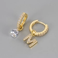 Asymmetrische gouden oorbellen met peergeslepen zirkoon en kristallen letter M - Koper / Goud-Letter M