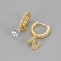 Gouden asymmetrische oorringen met letter Z bedeltje en druppelvormige zirkoon - Koper / Goud-Letter N