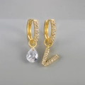 Asymmetrische gouden oorbellen met druppelvormige zirkoon en letter L bedeltje - Koper / Goud-Letter V