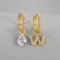 Asymmetrische gouden oorbellen met een waterdruppel zirkoon en de letter W hanger - Koper / Goud-Letter W