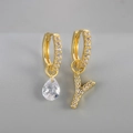 Gouden asymmetrische oorbellen met een druppelzirkonia en een gezette zirkonia letter Y hanger - Koper / Goud-Letter Y