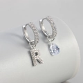 Asymmetrische zilveren oorringen met geplaveide letter R en druppelvormige zirkoon - Koper / Zilver-Letter R