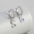 Asymmetrische zilveren oorbellen met letter S hanger en sprankelende zirkonia waterdruppel - Koper / Zilver-Letter S