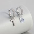 Asymmetrische zilveren oorringen met letter T en zirkonia druppelhanger - Koper / Zilver-Letter T