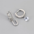 Zilveren asymmetrische oorringen met een zirkoon waterdruppel en pavé U-letter hanger - Koper / Zilver-Letter U