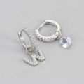 Zilveren asymmetrische oorbellen met kristallen letter W en druppelvormige hanger - Koper / Zilver-Letter W