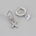 Zilveren asymmetrische oorbellen met zirkonia letter X en druppelvormige hanger - Koper / Zilver-Letter X