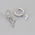 Zilveren asymmetrische oorringen met letter Y en druppelvormige kristallen hanger - Koper / Zilver-Letter Y