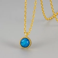 Elegante collana dorata con pendente in opale blu tondo e bordo metallico perlato - Blu Opale Oro
