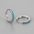 Dettaglio di orecchini a cerchio in argento con pietre turchesi in stile minimalista - Orecchini in Zirconia a Singola Fila / Argento-Piccolo-Strass Bleu