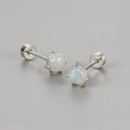 Dettaglio degli orecchini con opale e chiusura a vite sicura con finitura argento - Bianco