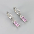 Geometrische Creolen aus Silber mit rechteckigem rosa Zirkon und funkelnden Steinen - Silber Rosa Stein