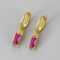 Detailaufnahme goldener Creolen mit rechteckigem rosa Zirkonia und Kristallakzenten - Gold Rosenroter Stein