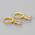 Detailansicht goldener Creolen mit weißen Diamanten und einem rosa Rechteck-Edelstein - Gold Rosa Stein