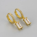 Macro-opname van gouden oorringen met rechthoekige zirkoon hangers en kleine kristallen - Goud Witte Steen