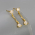 Eleganti orecchini pendenti placcati oro 18K con perle di opale bianco e catena sottile - Oro con Opale Bianco