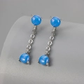 Orecchini pendenti in argento con opali blu e design a nappa su supporto grigio elegante - Oro Bianco con Opale Blu