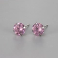 Nahaufnahme von rosa Zirkonia-Ohrsteckern mit klassischer Vier-Krallen-Silberfassung - 8mm / Rosa