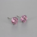 Makroaufnahme der rosa Zirkonia-Ohrstecker mit klassischer Vier-Krallen-Silberfassung - 7mm / Rosa