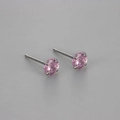 Detailansicht der rosafarbenen Zirkonia-Ohrstecker mit klassischer Vier-Krallen-Fassung - 5mm / Rosa