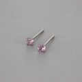 Detailansicht der rosa runden Zirkonia-Ohrstecker mit klassischer Vier-Krallen-Fassung - 3mm / Rosa