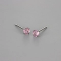 Makro-Detail von rosa runden Zirkonia-Ohrringen mit klassischer silberner Vier-Klauen-Fassung - 4mm / Rosa