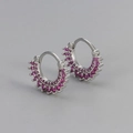 Détail macro de boucles d'oreilles créoles en argent avec zircons roses et serti en couronne - Cuivre / Boucle d'Oreille Tournesol/Platine Pierre Rose Rouge