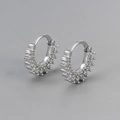 Vue détaillée de boucles d'oreilles créoles argentées serties de zircons forme soleil - Cuivre / Boucle d'Oreille Tournesol/Platine Pierre Blanche