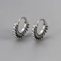 Détail de créoles avec double rangée de zircons noirs sur monture en métal argenté - Cuivre / Boucle d'Oreille Tournesol/Platine Pierre Noire