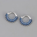 Vue macro de boucles d'oreilles anneaux argentées avec deux rangées de zircons bleus - Cuivre / Boucle d'Oreille Tournesol/Platine Pierre Bleu Royal