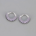 Gros plan sur des créoles en argent avec deux rangées de zircons violets sertis de griffes - Cuivre / Boucle d'Oreille Tournesol/Platine Pierre Violette