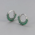 Détail de créoles argentées avec pierres en zircon vert disposées en forme de soleil - Cuivre / Boucle d'Oreille Tournesol/Platine Pierre Verte