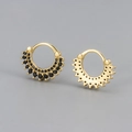Vue détaillée de boucles d'oreilles dorées en zircons noirs avec design soleil - Cuivre / Boucle d'Oreille Tournesol/Or Pierre Noire