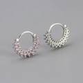 Détail macro de créoles argentées avec deux rangées de zircons roses sertis en pavé - Cuivre / Boucle d'Oreille Tournesol/Platine Pierre Rose