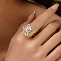 Anello girasole placcato oro 18K con zircone ovale e alone scintillante di diamanti - Aperto Regolabile / Stile Girasole con Diamanti Trasparenti (KR0086-1) / Oro