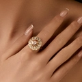 Anello placcato oro con pietra ovale champagne e doppia corona di micro cristalli - Aperto Regolabile / Stile Girasole Champagne (KR0086-2) / Oro