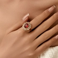 Anello elegante in oro rosa con rubino rosso ovale e contorno di zirconi luminosi - Aperto Regolabile / Stile Girasole Rosso Scuro (KR0086-3) / Oro