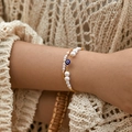 Bracciale boho a doppio strato con perle bianche, ciondolo malocchio e catena in oro 18K - Stile Doppio Strato Malocchio (KB0053)